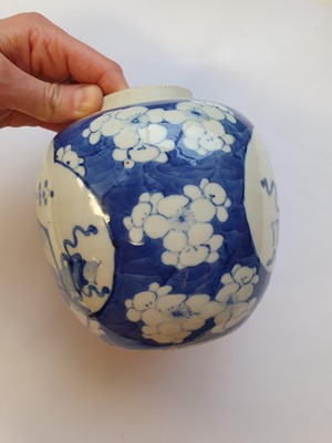 Lot 35 - A CHINESE BLUE AND WHITE 'HUNDRED ANTIQUES' JAR.