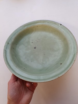 Lot 183 - A SMALL CHINESE LONGQUAN CELADON CHARGER.