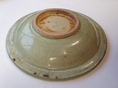 Lot 183 - A SMALL CHINESE LONGQUAN CELADON CHARGER.
