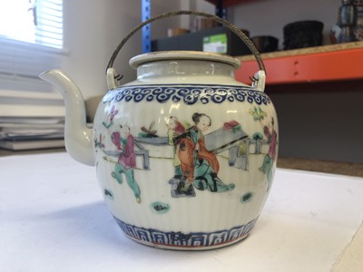 Lot 90 - A CHINESE FAMILLE ROSE TEAPOT AND COVER.