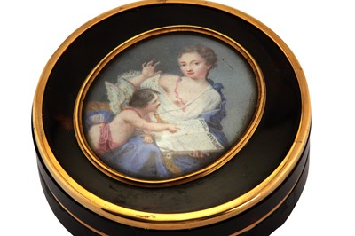 Lot 92 - A late 18th century French unmarked gold mounted tortoiseshell snuff box, circa 1770