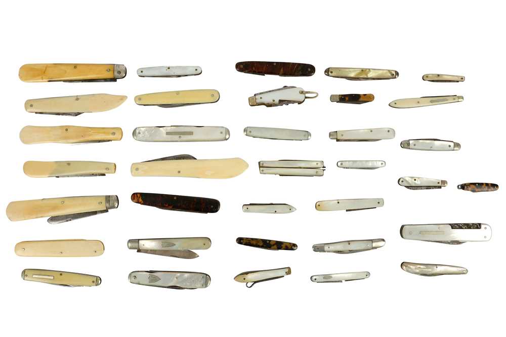 Lot 412 - A large collection of penknives of various sizes