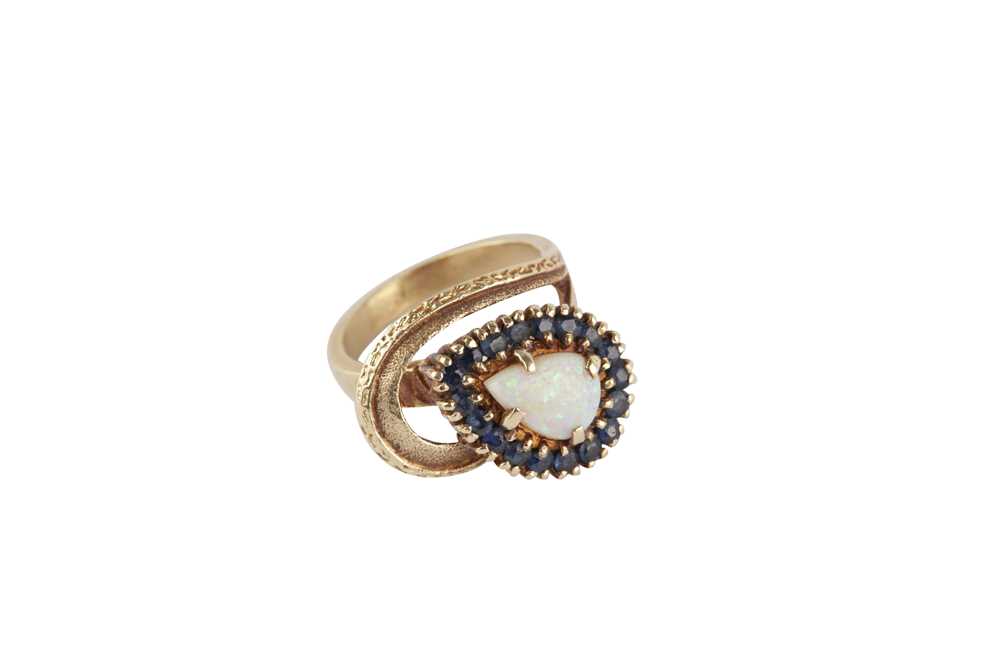Lot 125 - An opal and sapphire ring