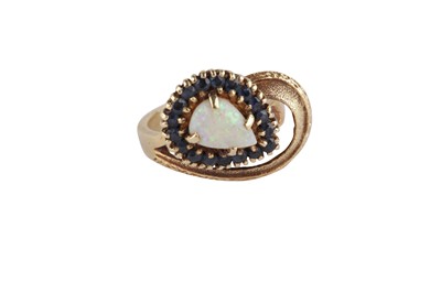 Lot 125 - An opal and sapphire ring