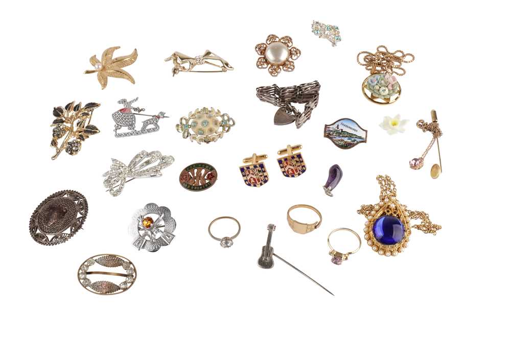 Lot 65 - A COLLECTION OF COSTUME JEWELLERY