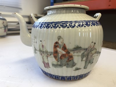 Lot 236 - A CHIENSE FAMILLE ROSE TEAPOT AND COVER.