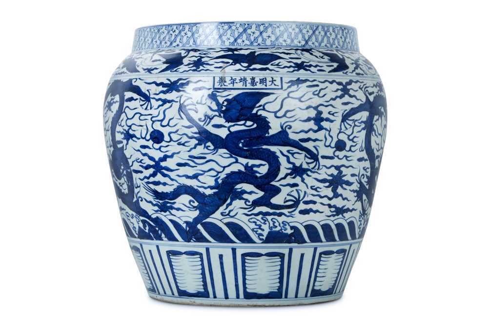 Lot 287 - A LARGE CHINESE BLUE AND WHITE 'DRAGON' JAR.