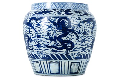 Lot 356 - A LARGE CHINESE BLUE AND WHITE 'DRAGON' JAR.