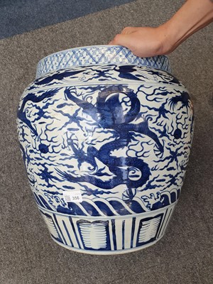 Lot 287 - A LARGE CHINESE BLUE AND WHITE 'DRAGON' JAR.