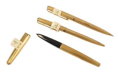 Lot 242 - A set of three 18ct gold Parker pens
