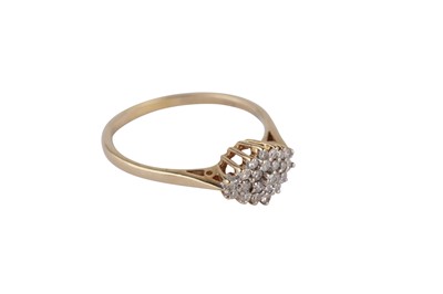 Lot 106 - A diamond cluster ring