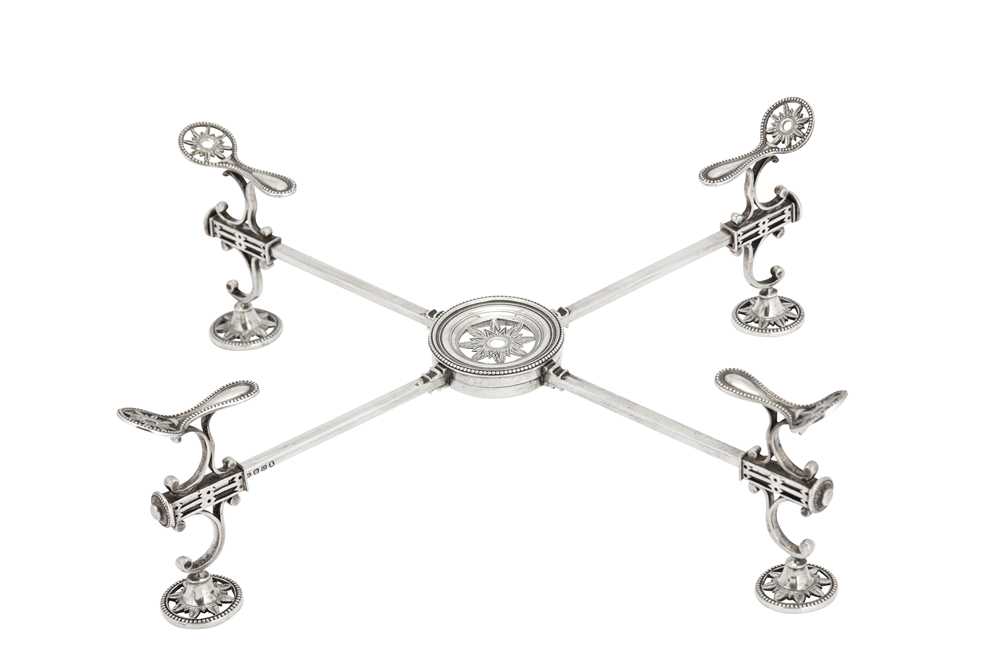 Lot 381 - A George III sterling silver dish cross, London 1789 by William Abdy I (reg. 24 June 1763, d.1790)