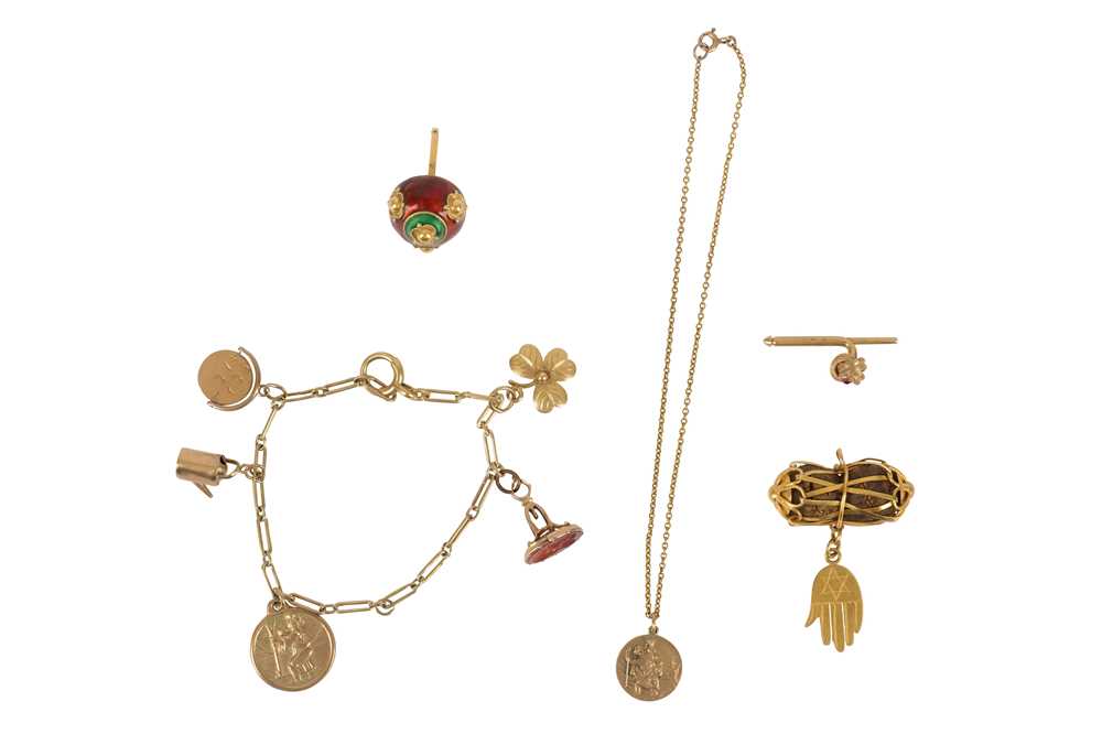 Lot 138 - A small collection of jewellery items.