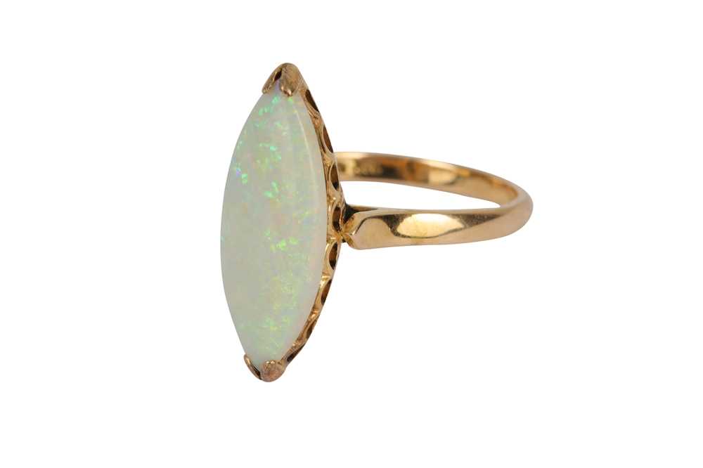 Lot 117 - An opal ring