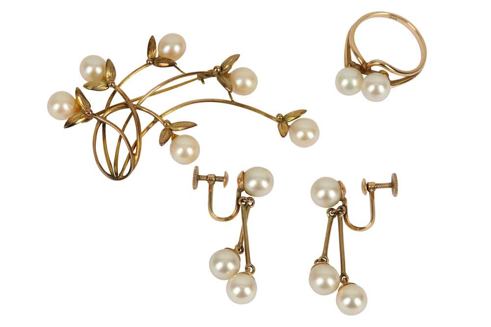 Lot 36 - A CULTURED PEARL SUITE