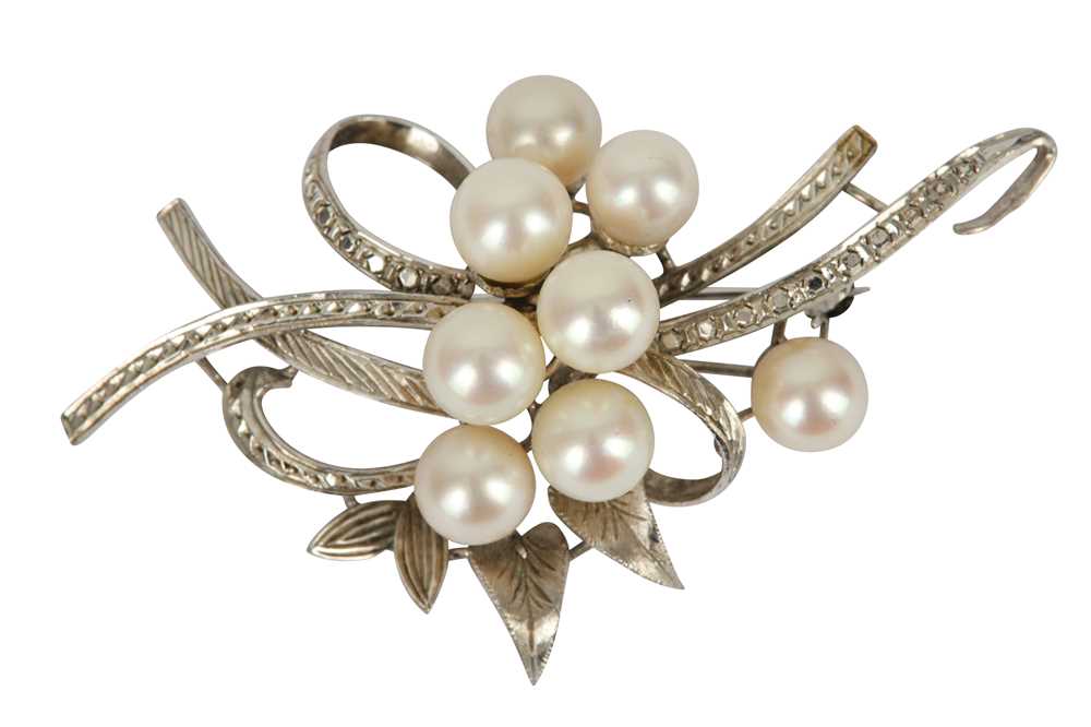 Lot 135 - A cultured pearl brooch