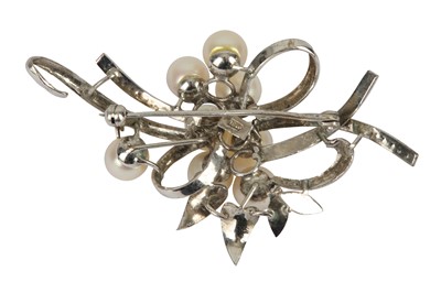 Lot 135 - A cultured pearl brooch