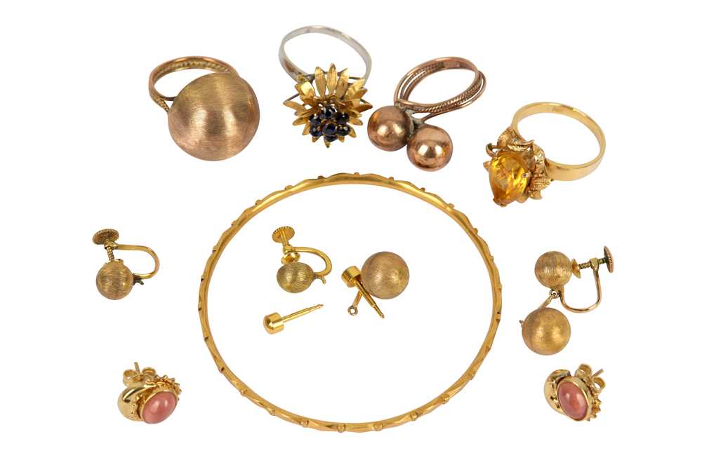 Lot 139 - A small collection of jewellery