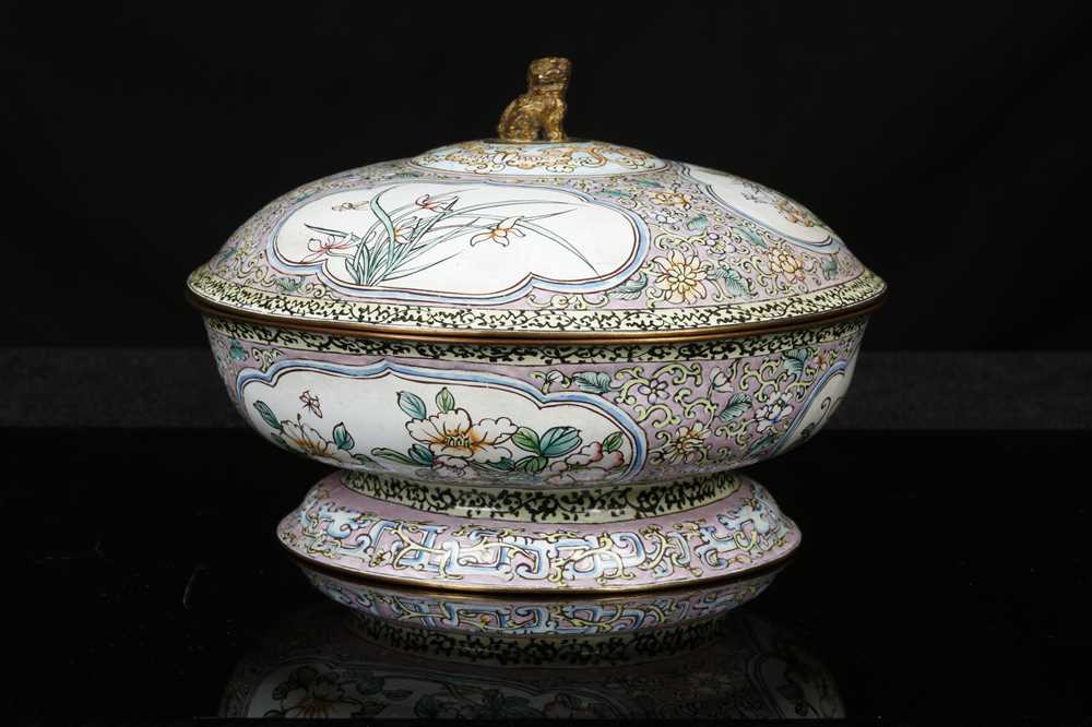 Lot 81 - A CHINESE CANTON ENAMEL BOWL AND COVER. Qing...