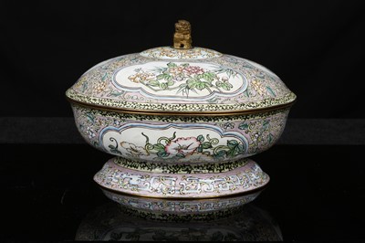 Lot 81 - A CHINESE CANTON ENAMEL BOWL AND COVER. Qing...
