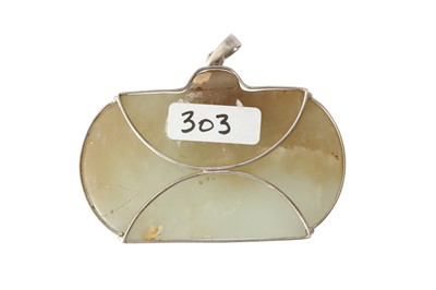 Lot 327 - A Green Agate Pendant with Kufic Calligraphy