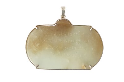 Lot 282 - A GREEN AGATE PENDANT WITH KUFIC CALLIGRAPHY