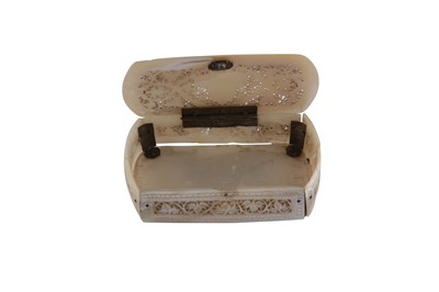Lot 195 - λ A DELICATE SMALL MOTHER-OF-PEARL OPENWORK BOX
