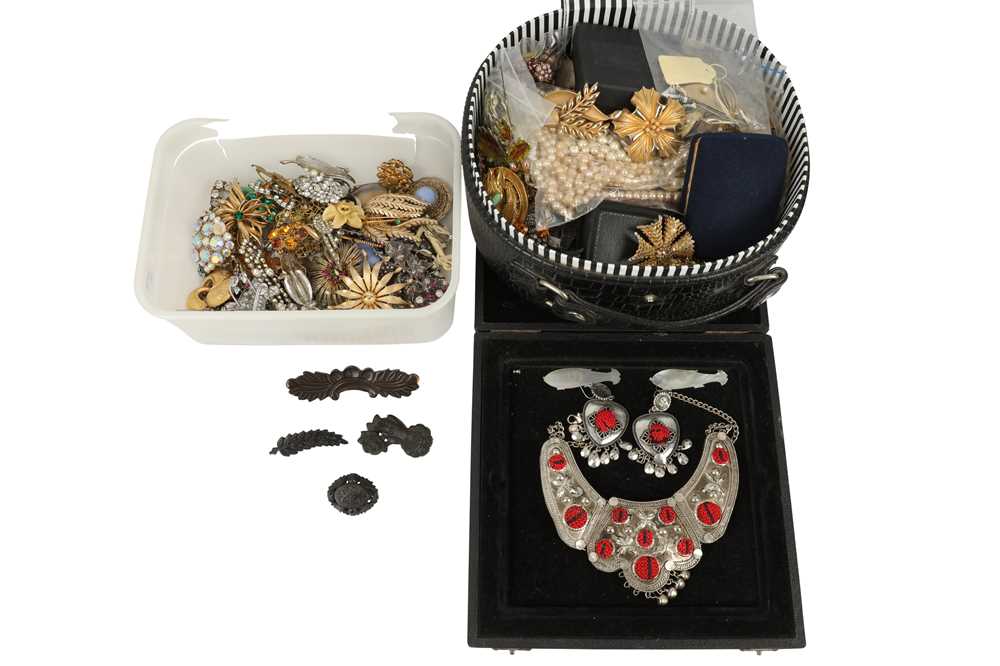 Lot 141 - A large group of costume jewellery