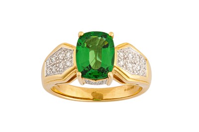 Lot 255 - A green garnet and diamond ring