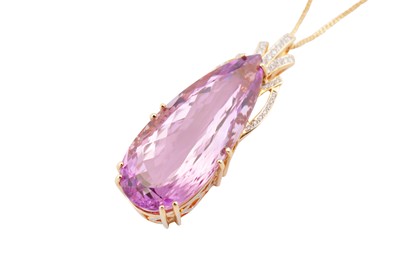 Lot 110 - A kunzite and diamond pendant necklace