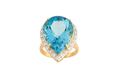 Lot 206 - An aquamarine and diamond ring