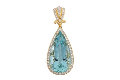 Lot 208 - An aquamarine and diamond pendant