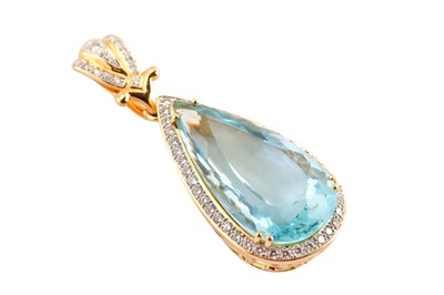 Lot 79 - An aquamarine and diamond pendant