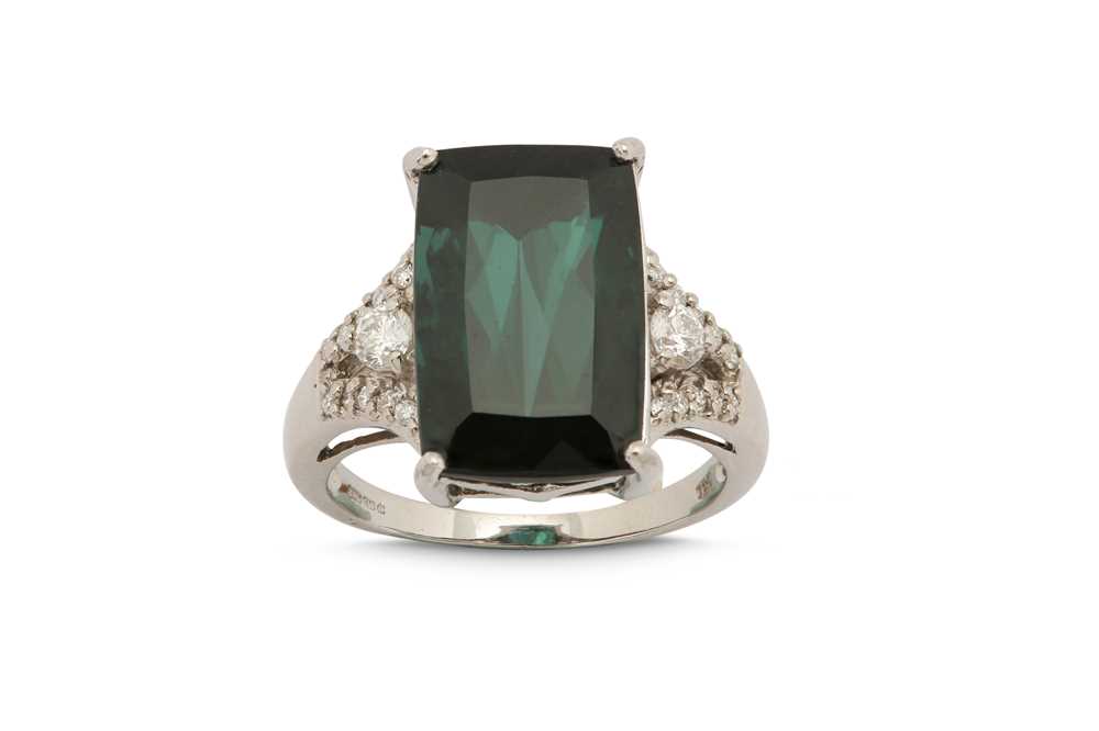 Lot 1229 - A green tourmaline and diamond ring