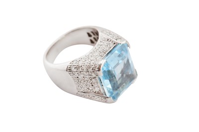 Lot 89 - A blue topaz and diamond ring