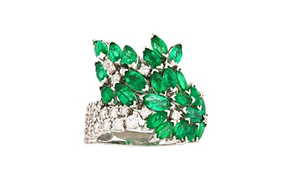 Lot 226 - An emerald and diamond dress ring