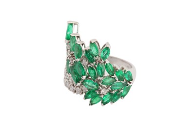 Lot 226 - An emerald and diamond dress ring