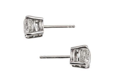 Lot 195 - A pair of diamond earstuds