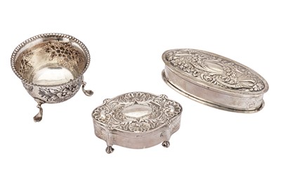 Lot 35 - A mixed group of sterling silver including an Edwardian ring box, Birmingham 1904 by William Hutton & Sons