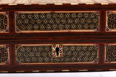 Lot 262 - λ A PORTABLE MICRO-MOSAIC KHATAMKARI BACKGAMMON BOARD