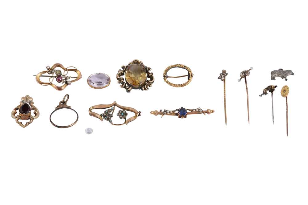 Lot 163 - A collection of brooches and stickpins