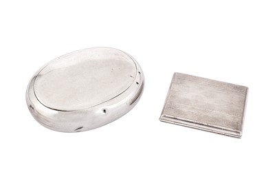 Lot 97 - An Edwardian sterling silver squeeze action snuff box, Birmingham 1908 by George Unite