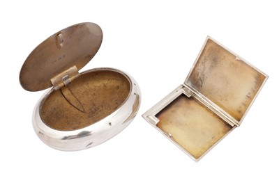 Lot 97 - An Edwardian sterling silver squeeze action snuff box, Birmingham 1908 by George Unite