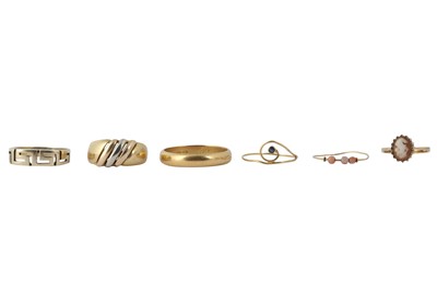 Lot 176 - A collection of six rings