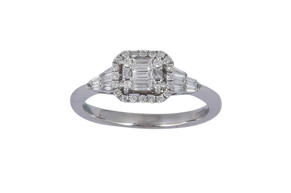 Lot 172 - An 18 carat gold diamond cluster ring