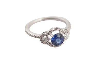 Lot 38 - A sapphire and diamond ring