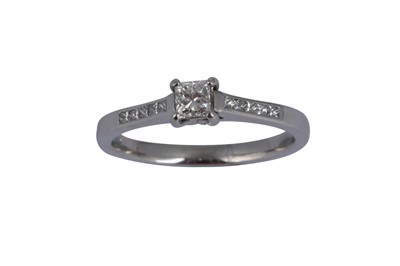 Lot 179 - A single-stone diamond and platinum ring
