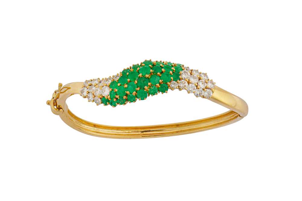 Lot 1241 - An emerald and diamond bangle