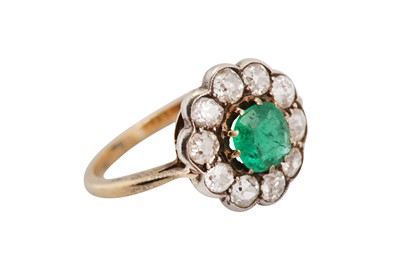 Lot 244 - An emerald and diamond cluster ring