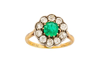 Lot 244 - An emerald and diamond cluster ring